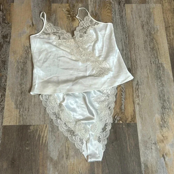 Victoria's Secret Gold Label Vintage 90s Lace Camisole and Panties Size Small - Picture 2 of 8
